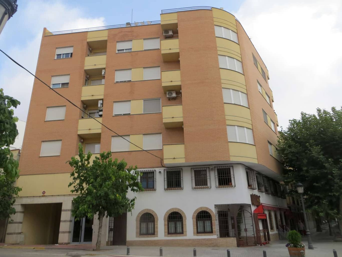 Lote de garajes, vehículos y viviendas en Almansa, Albacete